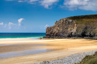 Uçurum ve okyanusta sahil, Brittany (Bretagne), Fransa