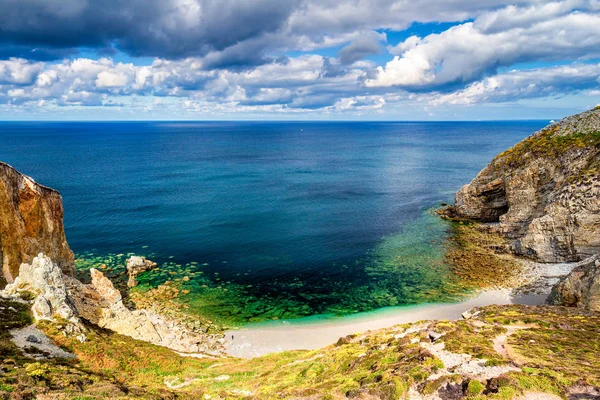 Hidden beach at Cap de la Chevre, Presqu'ile de Crozon, Parc nat — Stock Fotó