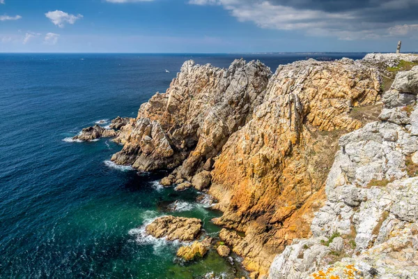 Felsige Küstenlandschaft um den Point de Pen-hir in der Bretagne, fran — Stockfoto
