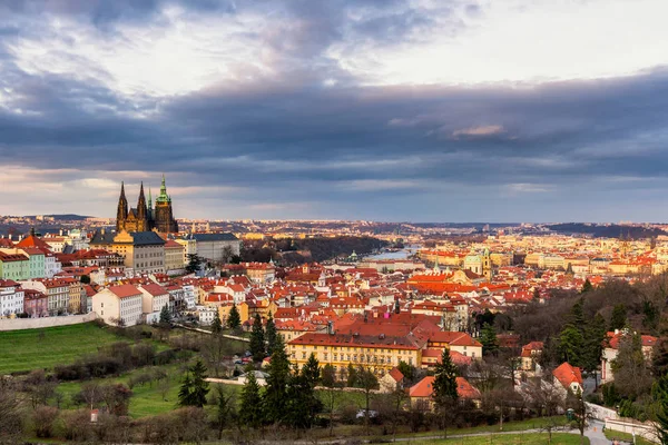 Vår Prag panorama från Prag Hill med Pragborgen, Vlta — Stockfoto