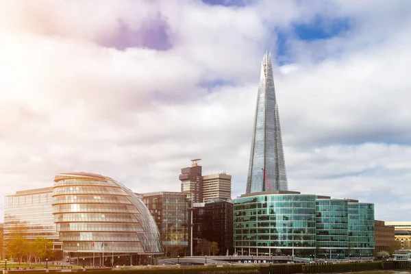 Wolkenkrabbers van de City of London over de Theems, Engeland — Stockfoto