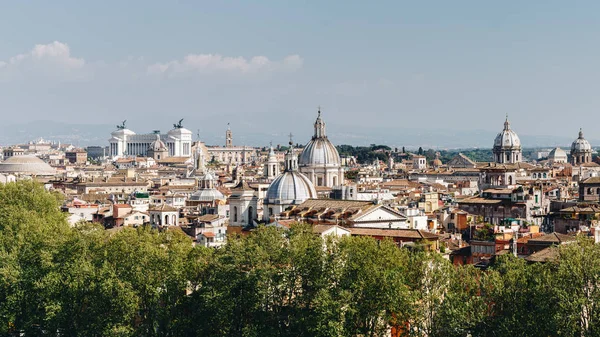 Panoramisch uitzicht over het historische centrum van Rome, Italië cast — Stockfoto