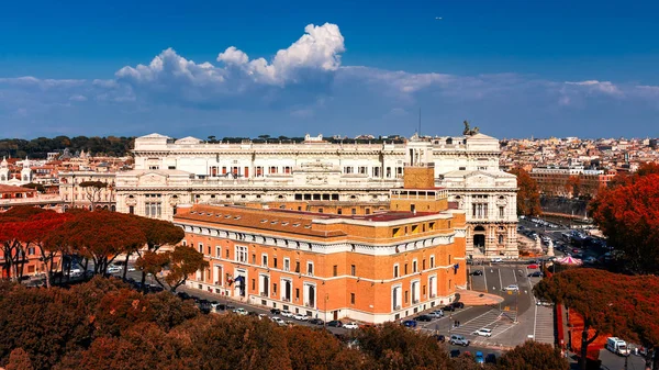 Podzimní pohled s červenými listy Corte Suprema di Cassazione v R — Stock fotografie