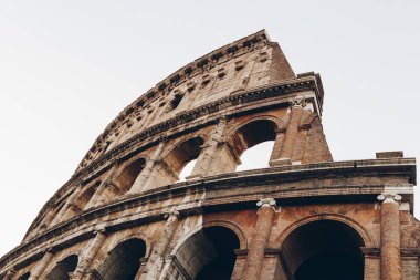 Roma, İtalya 'da gün doğumunda kolezyum