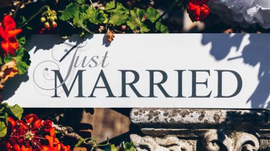 Sadece evli çiçekli beyaz arka plan üzerinde metin