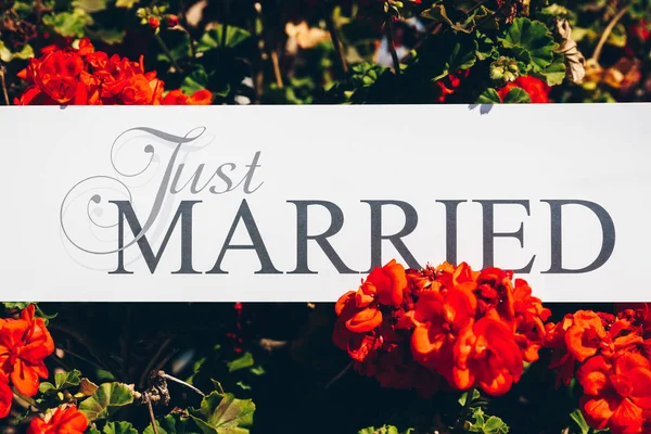 Sadece evli çiçekli beyaz arka plan üzerinde metin