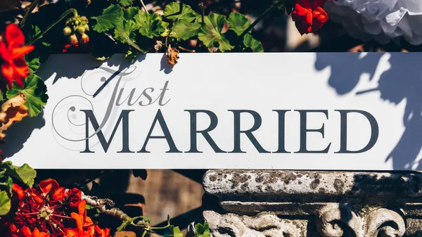 Sadece evli çiçekli beyaz arka plan üzerinde metin