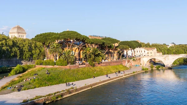 Tiberina eiland in de rivier de tiber, rome Italië — Stockfoto