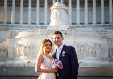 Gelin ve Damat Düğün pozlar Fatherlan sunağı önünde