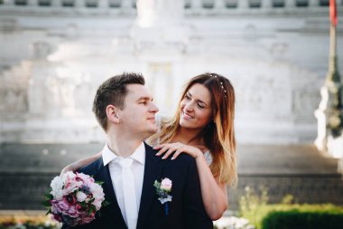 Gelin ve Damat Düğün pozlar Fatherlan sunağı önünde