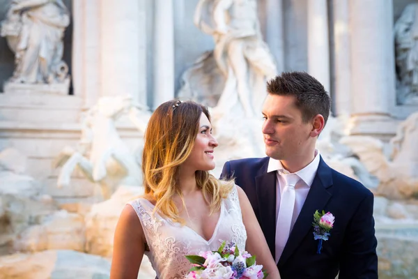 Novia y novio posan frente a la Fontana de Trevi (Fontan —  Fotos de Stock