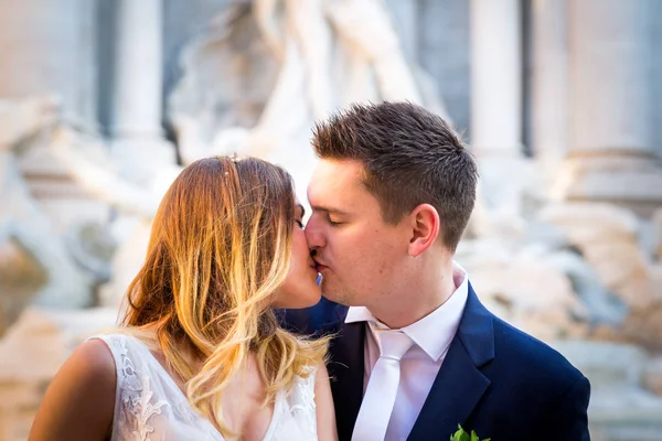 Bruden och brudgummen bröllop poser framför Fontana di Trevi (Fontan — Stockfoto