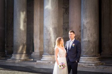 Gelin ve Damat Düğün pozlar önünde Pantheon, Rome, İtalya
