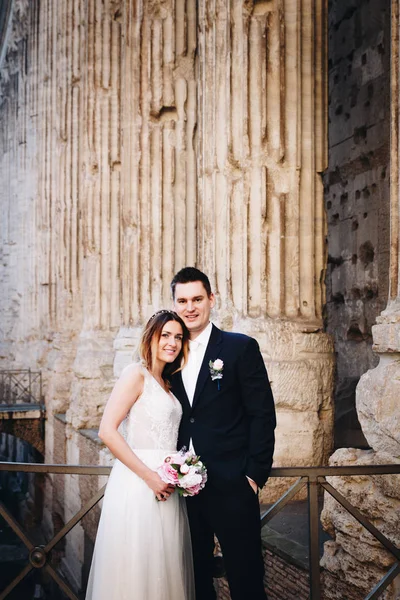 Novia y novio posando en las viejas calles de Roma, Italia —  Fotos de Stock