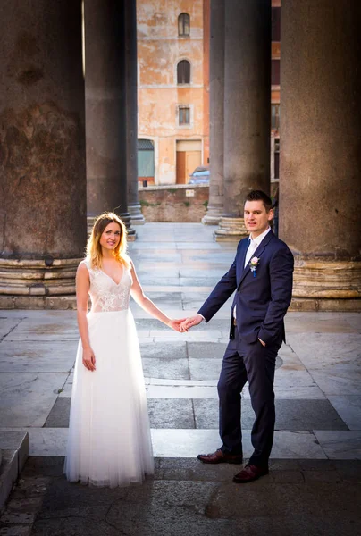 Bruden och brudgummen bröllop poser framför Pantheon, Rom, Italien — Stockfoto