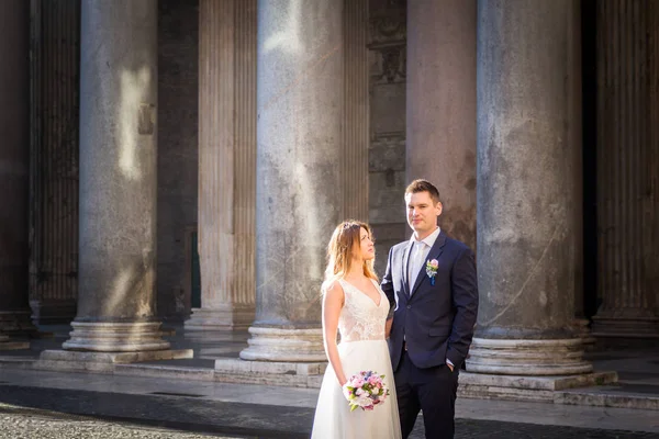 Novia y novio posan frente al Panteón, Roma, Italia —  Fotos de Stock