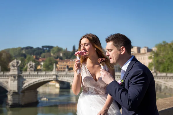 Novia y novio de la boda posa con helado en el Vaticano en el b —  Fotos de Stock