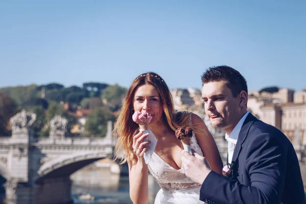 Novia y novio de la boda posa con helado en el Vaticano en el b —  Fotos de Stock