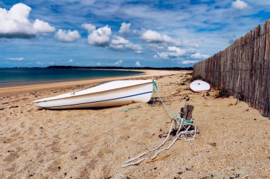 Plaj, sörf tahtası ve ip üzerinde bir tekne ile deniz manzarası. Arazi Beach