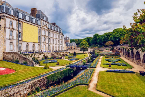 Väggarna i den gamla staden och trädgårdar i Vannes. Bretagne (B — Stockfoto
