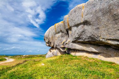 Okyanus kıyısında Granit kayalar ve tekneler, Ker Meneham Köyü