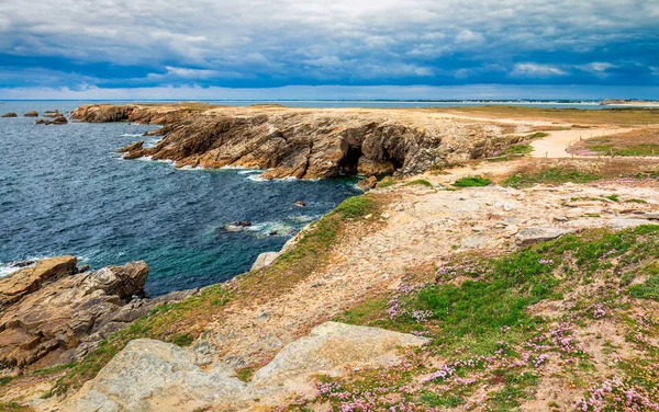 Hiking trail on breton coast. Brittany (Bretagne), France. — Stock Photo, Image