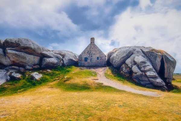 Meneham Köyü, Kerlouan, Finistère kayalarda arasında ev,
