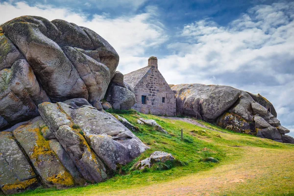 House between the rocks in Meneham village, Kerlouan, Finistere, — Stock Photo, Image