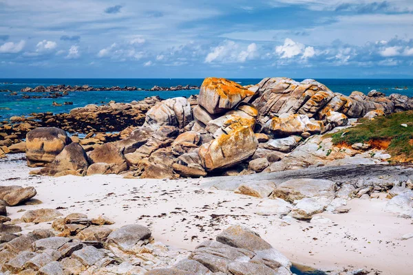 Oceaan kust in Meneham dorp met granieten rotsen en boten, Ker — Stockfoto