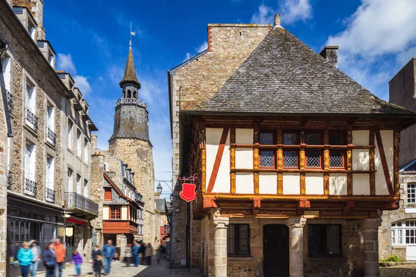 Smalle straat met oude traditionele huizen in histoical onderdeel van D — Stockfoto