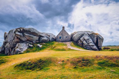 Meneham Köyü, Kerlouan, Finistère kayalarda arasında ev,