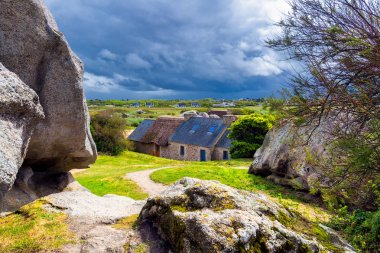 Meneham Köyü, Kerlouan, Finistère kayalarda arasında ev,