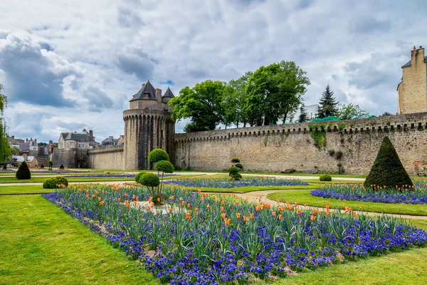 Murallas de la antigua ciudad y los jardines de Vannes. Bretaña (B — Foto de Stock