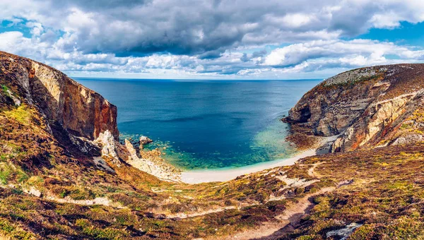 Hidden beach at Cap de la Chevre, Presqu'ile de Crozon, Parc nat — Stock Fotó