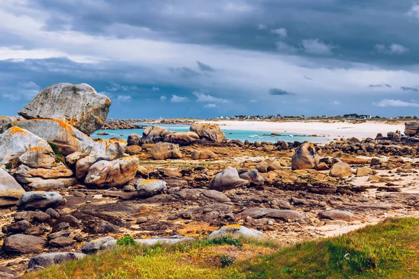 Oceaan kust in Meneham dorp met granieten rotsen en boten, Ker — Stockfoto