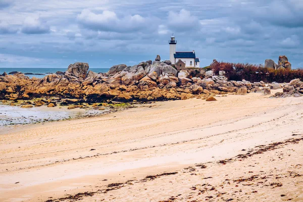 Pontusval lighthouse (Phare de Pontusval) at Brignogan-Plages, F — Stock Photo, Image