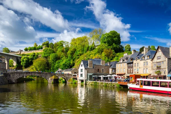 Den pittoreska medeltida port Dinan på Rance mynningen, Bri — Stockfoto