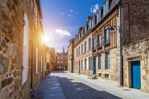 Rua estreita com casas tradicionais velhas na parte histoical de D — Fotografia de Stock