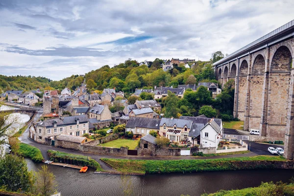 The picturesque medieval port of Dinan on the Rance Estary, Bri — стоковое фото