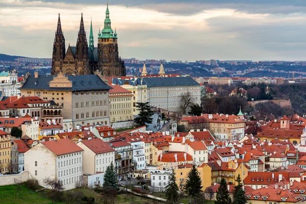 Frühling Prager Aussicht vom Prager Hügel mit Prager Burg, Vlta — Stockfoto