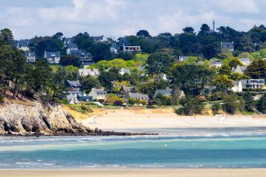 Morgat güzel köy ile kum plaj ve kayalık coastl