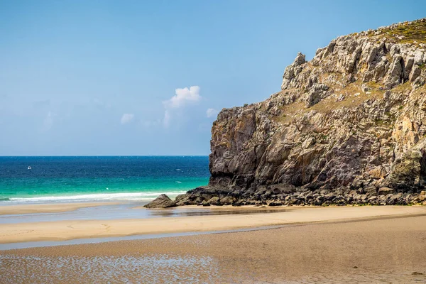 Beach Anse de Pen Hat on the Presqu'ile de Crozon, Parc naturel 