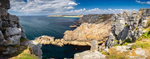 Panorámás kilátás nyílik a Anse de Dinan Britta a Pointe de toll Hir — Stock Fotó