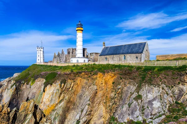 Panorama van de vuurtoren en de ruïne van het klooster, Pointe de Saint Ma — Stockfoto