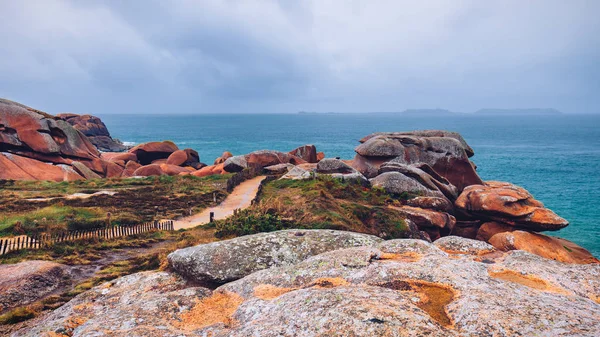 The pink granite coast view, granit rocks in Tregastel (Perros-G — Stock Photo, Image