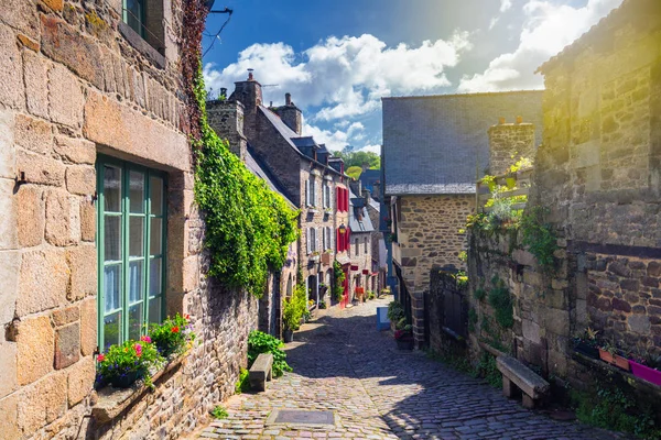 Den pittoreska medeltida port Dinan på Rance mynningen, Bri — Stockfoto