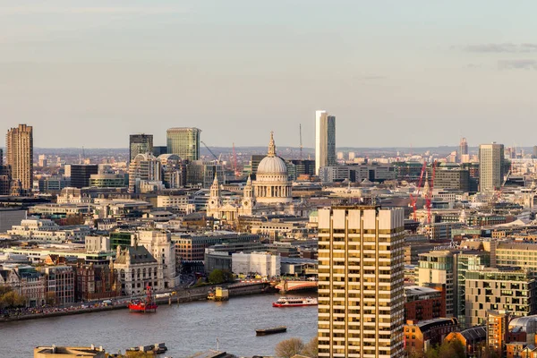 ロンドンのスカイラインと川テムズ、英国の空撮 — ストック写真