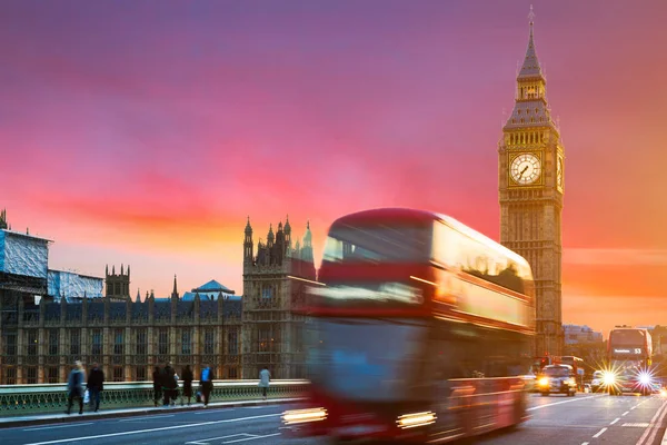 Il Big Ben, Camera del Parlamento e autobus a due piani offuscati i — Foto Stock