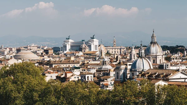 Uitzicht op het historische centrum van Rome met de klassieke historica — Stockfoto
