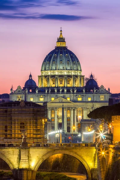 Vatikán, Róma, Olaszország, gyönyörű élénk éjszakai kép Panoram — Stock Fotó